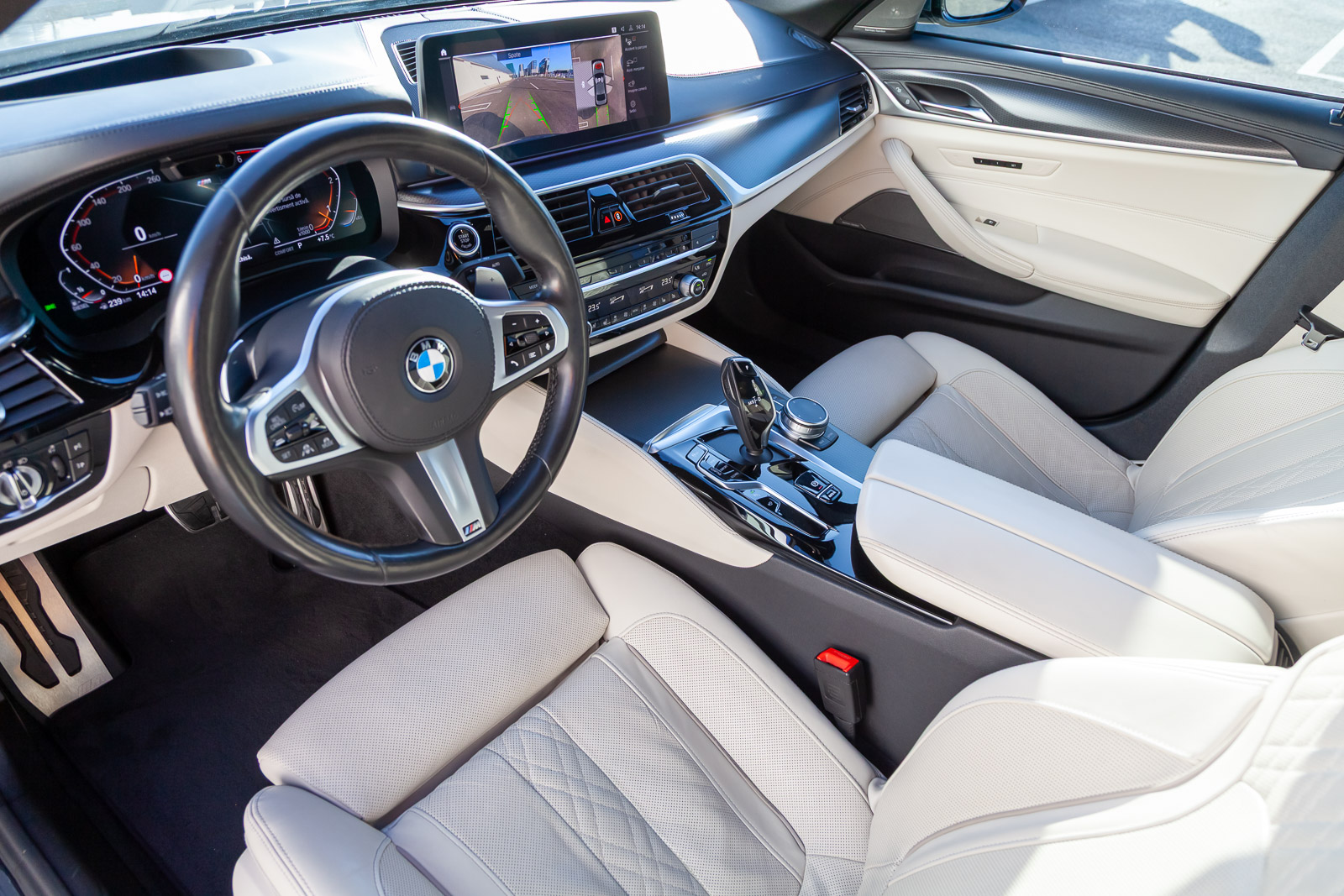 Fotograf Interior Auto Poze Vânzare Mașini Bord Digital BMW Live Cockpit Cameră 360 Piele Albă Cezar Tabac