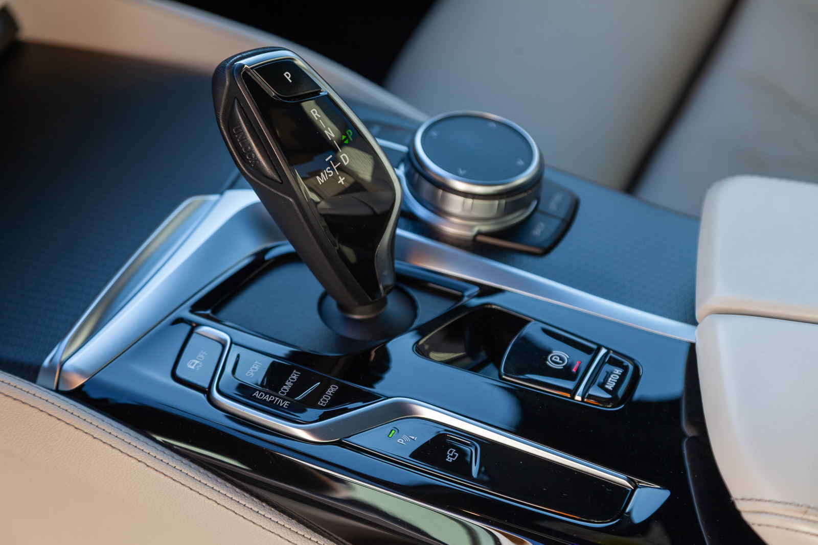 Fotografie Detalii Interior Mașină de Vânzare Selector Viteze Automat iDrive Moduri Conducere BMW Cezar Tabac