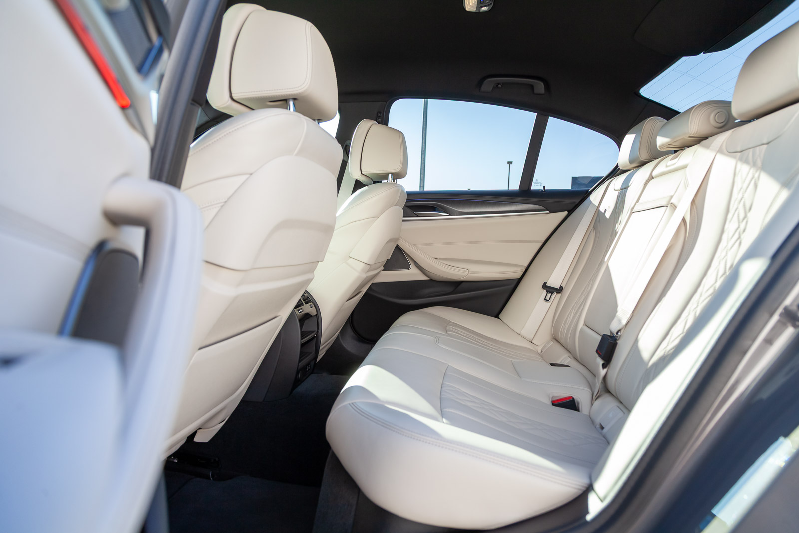 Fotografie Interior Mașină de Vânzare Banchetă Spate Piele Albă Climatizare Spate BMW Seria 5 Cezar Tabac