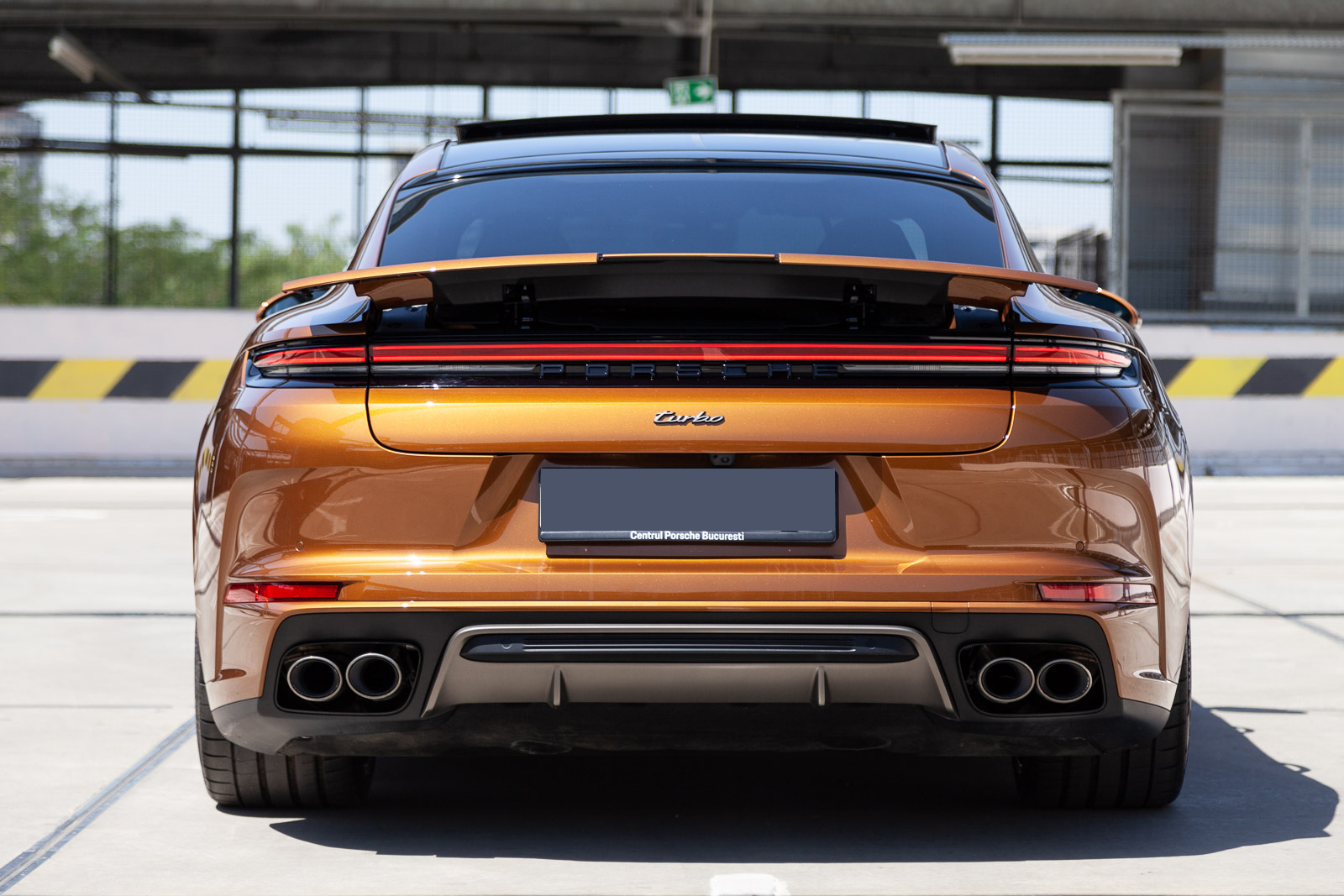 Fotografii Profesionale Vânzare Auto Spate Porsche Panamera Turbo Bandă LED și Eleron Desfăcut Cezar Tabac