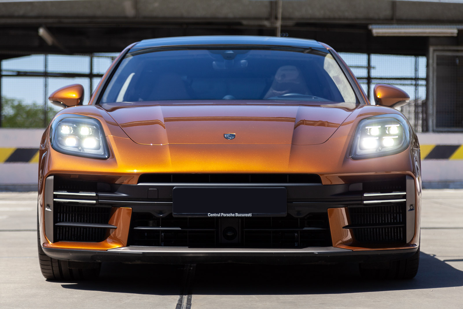 Fotograf Mașini Supercars București Vedere Frontală Porsche Panamera Turbo Faruri LED Matrix Centrul Porsche Cezar Tabac