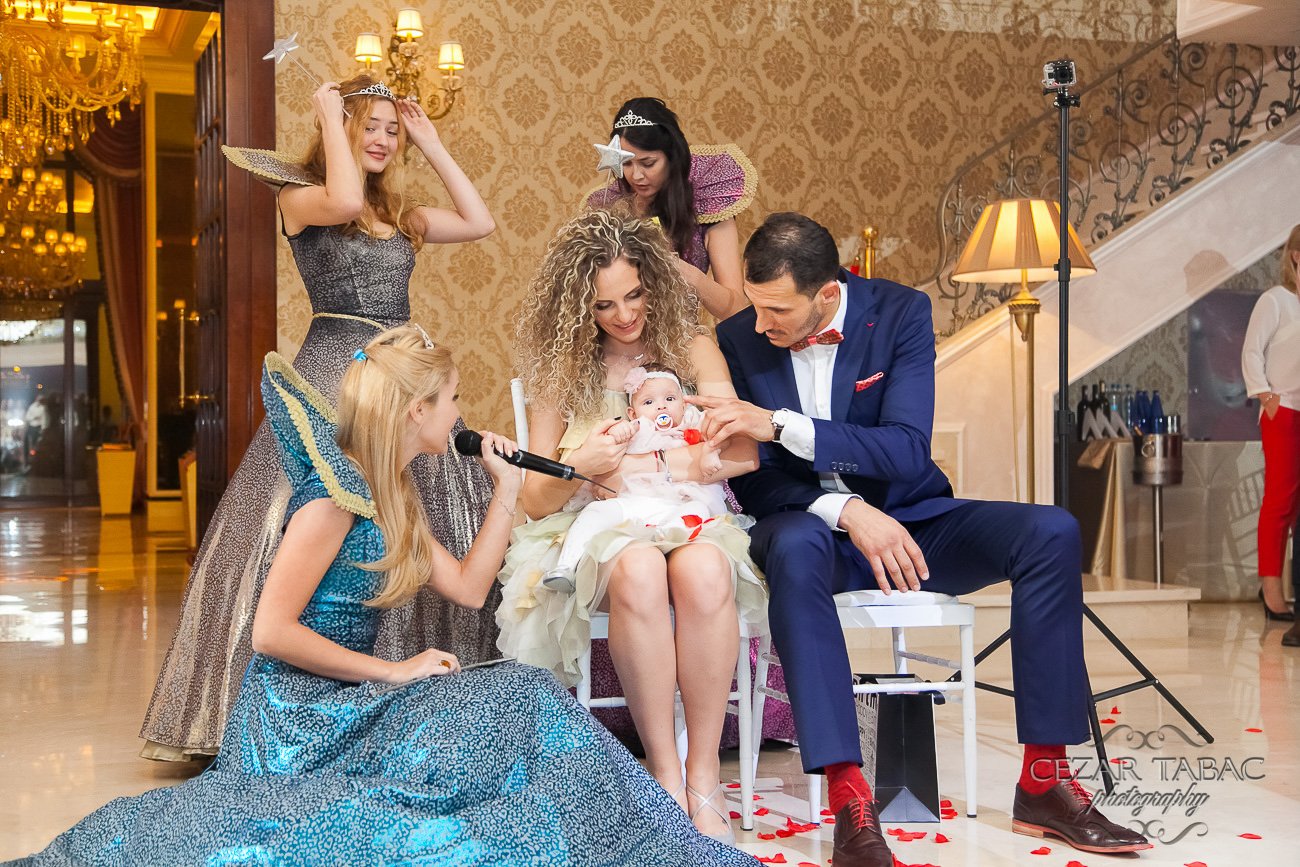 Tăierea tortului festiv de botez la restaurant