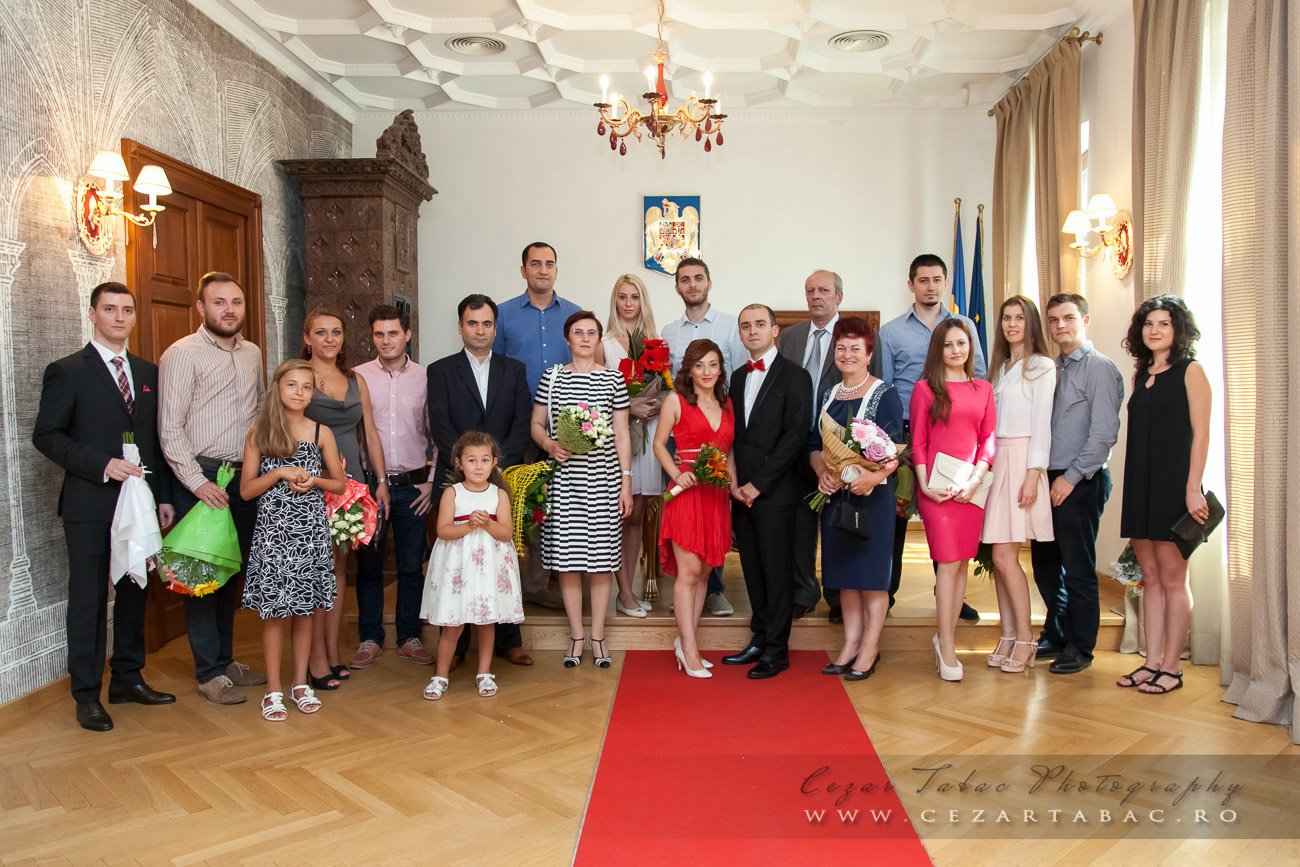 Fotografie oficială de grup cu familia în sala primăriei