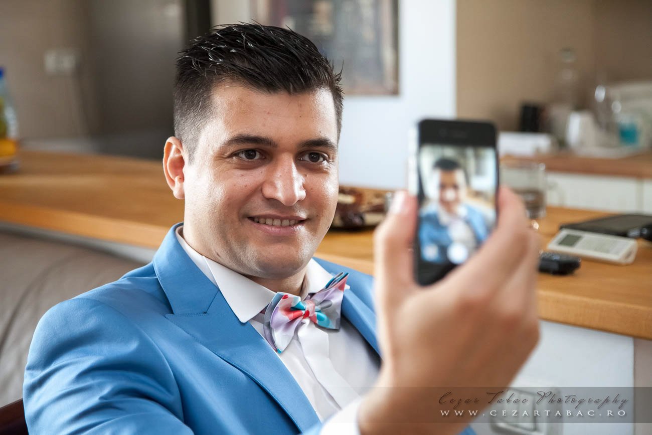 Zâmbetul mirelui înainte de cununie